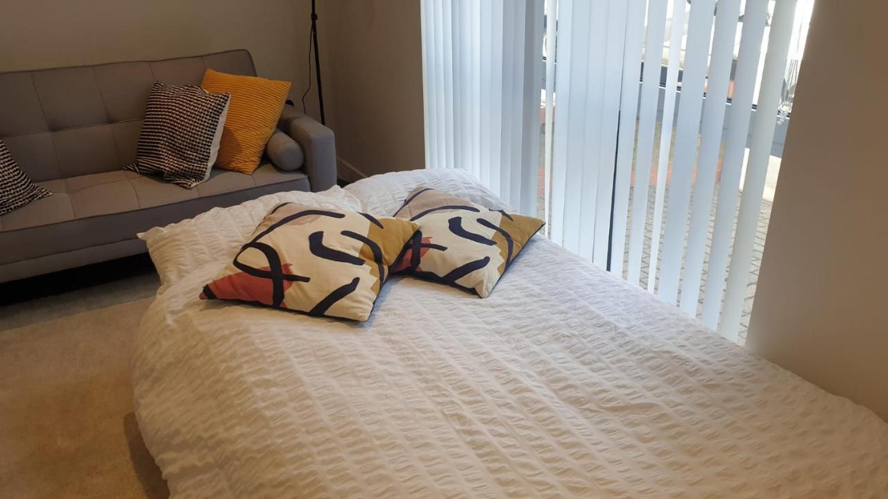 Gorgeous Apartment, 5 Mins From Canada Water, Not Lewisham As Listed! Londra
